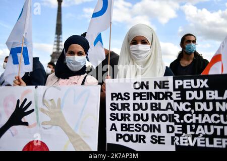 ©Julien Mattia / le Pictorium / MAXPPP - Julien Mattia / le Pictorium - 05/09/2020 - France / Ile-de-France / Paris - de nombreux sud de la députée LFI, Daniele Obono (depeinte en esclave par le magazine Valeurs actuelles), s'étayant sur la place des droits, Paris pour le contre-courant. / 05/09/2020 - France / Ile-de-France (région) / Paris - beaucoup de partisans du député de LFI, Daniele Obono (représenté esclave par le magazine valeurs réelles), se sont rendus sur la place des droits de l'homme à Paris pour manifester contre le racisme. Banque D'Images