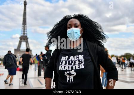 ©Julien Mattia / le Pictorium / MAXPPP - Julien Mattia / le Pictorium - 05/09/2020 - France / Ile-de-France / Paris - de nombreux sud de la députée LFI, Daniele Obono (depeinte en esclave par le magazine Valeurs actuelles), s'étayant sur la place des droits, Paris pour le contre-courant. / 05/09/2020 - France / Ile-de-France (région) / Paris - beaucoup de partisans du député de LFI, Daniele Obono (représenté esclave par le magazine valeurs réelles), se sont rendus sur la place des droits de l'homme à Paris pour manifester contre le racisme. Banque D'Images