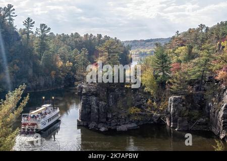 Vue panoramique sur Taylors Falls Princess en allant autour d'angle Rock dans le parc national de l'Interstate à St. Rivière Croix le jour de l'automne à Taylors Falls, Minn Banque D'Images