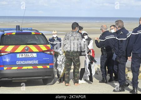 ©PHOTOPQR/VOIX DU NORD/Sébastien JARRY ; 07/09/2020 ; Hardelot le 07/09/2020 . 18 migrants ont eu sur la plage d'Hardelot suite a la panne de moteur de bateau. Photo : Sébastien JARRY : LA VOIX DU NORD - 2020/09/07. 18 migrants se sont retrouvés bloqués sur la plage de Hardelot à la suite de la panne de moteur de leur bateau. Banque D'Images