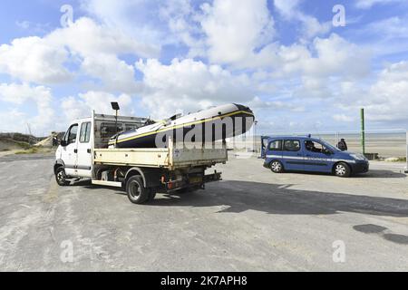 ©PHOTOPQR/VOIX DU NORD/Sébastien JARRY ; 07/09/2020 ; Hardelot le 07/09/2020 . 18 migrants ont eu sur la plage d'Hardelot suite a la panne de moteur de bateau. Photo : Sébastien JARRY : LA VOIX DU NORD - 2020/09/07. 18 migrants se sont retrouvés bloqués sur la plage de Hardelot à la suite de la panne de moteur de leur bateau. Banque D'Images