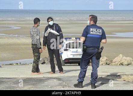 ©PHOTOPQR/VOIX DU NORD/Sébastien JARRY ; 07/09/2020 ; Hardelot le 07/09/2020 . 18 migrants ont eu sur la plage d'Hardelot suite a la panne de moteur de bateau. Photo : Sébastien JARRY : LA VOIX DU NORD - 2020/09/07. 18 migrants se sont retrouvés bloqués sur la plage de Hardelot à la suite de la panne de moteur de leur bateau. Banque D'Images