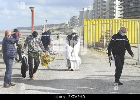 ©PHOTOPQR/VOIX DU NORD/Sébastien JARRY ; 07/09/2020 ; Hardelot le 07/09/2020 . 18 migrants ont eu sur la plage d'Hardelot suite a la panne de moteur de bateau. Photo : Sébastien JARRY : LA VOIX DU NORD - 2020/09/07. 18 migrants se sont retrouvés bloqués sur la plage de Hardelot à la suite de la panne de moteur de leur bateau. Banque D'Images