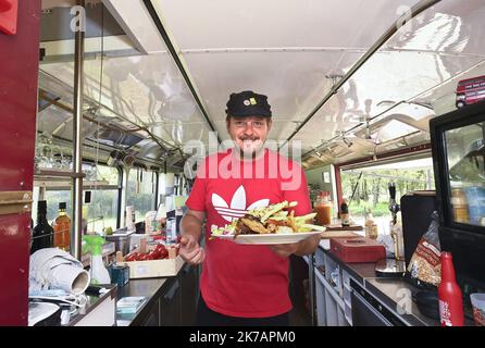 ©PHOTOPQR/VOIX DU NORD/Sébastien JARRY ; 07/09/2020 ; Wirwignes le 07/09/2020 . Claude Quetu, patron du Red bus (bus impérial anglais reconverti en camion alimentaire). Photo : Sébastien JARRY : LA VOIX DU NORD - Claude Quetu, propriétaire du bus rouge (bus impérial anglais converti en camion alimentaire). Banque D'Images