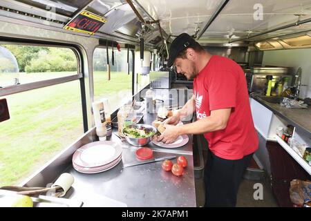 ©PHOTOPQR/VOIX DU NORD/Sébastien JARRY ; 07/09/2020 ; Wirwignes le 07/09/2020 . Claude Quetu, patron du Red bus (bus impérial anglais reconverti en camion alimentaire). Photo : Sébastien JARRY : LA VOIX DU NORD - Claude Quetu, propriétaire du bus rouge (bus impérial anglais converti en camion alimentaire). Banque D'Images