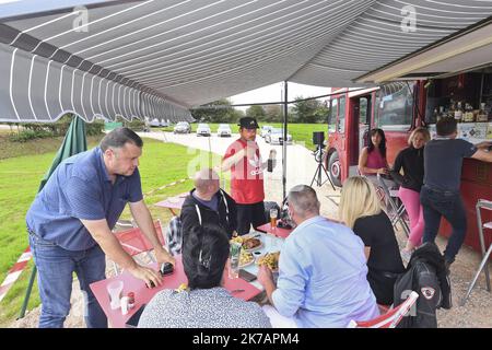 ©PHOTOPQR/VOIX DU NORD/Sébastien JARRY ; 07/09/2020 ; Wirwignes le 07/09/2020 . Claude Quetu, patron du Red bus (bus impérial anglais reconverti en camion alimentaire). Photo : Sébastien JARRY : LA VOIX DU NORD - Claude Quetu, propriétaire du bus rouge (bus impérial anglais converti en camion alimentaire). Banque D'Images