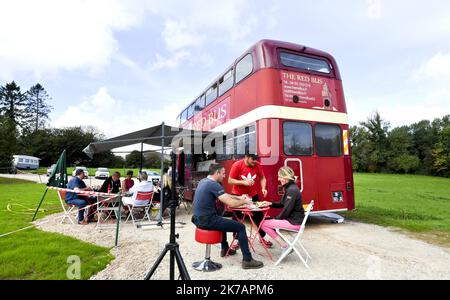 ©PHOTOPQR/VOIX DU NORD/Sébastien JARRY ; 07/09/2020 ; Wirwignes le 07/09/2020 . Claude Quetu, patron du Red bus (bus impérial anglais reconverti en camion alimentaire). Photo : Sébastien JARRY : LA VOIX DU NORD - Claude Quetu, propriétaire du bus rouge (bus impérial anglais converti en camion alimentaire). Banque D'Images