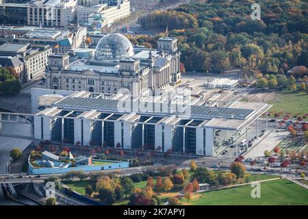 Berlin, Allemagne. 17th octobre 2022. Le Reichstag, siège du Bundestag, et la maison Paul Löbe dans le quartier du gouvernement, photographiés à partir d'un hélicoptère. Credit: Jan Woitas/dpa/Alay Live News Banque D'Images