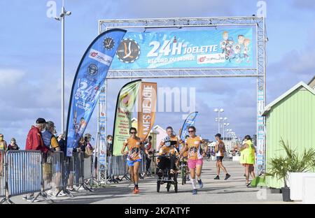 ©PHOTOPQR/VOIX DU NORD/Sébastien JARRY ; 12/09/2020 ; Berck surMerv le 12/09/2020 .24 heures en joelette -record du monde. Photo : Sébastien JARRY : LA VOIX DU NORD - 2020/09/12. 24h en joelette, équipement de sports-loisirs adapté aux personnes handicapées et aux personnes à mobilité réduite. Banque D'Images