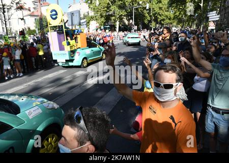 ©PHOTOPQR/LE PROGES/Joël PHILIPPON - Lyon 12/09/2020 - passage Croix-Rousse caravane Tour de France 2020 à Lyon 12 septembre -passage de la caravane du Tour de France 2020 à la Croix-Rousse. Enormément de monde pour le passage de la caravane. - 2020/09/12. TOUR DE FRANCE ÉTAPE 14. Banque D'Images