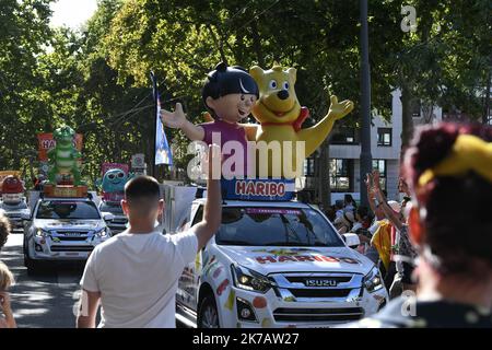 ©PHOTOPQR/LE PROGES/Joël PHILIPPON - Lyon 12/09/2020 - passage Croix-Rousse caravane Tour de France 2020 à Lyon 12 septembre -passage de la caravane du Tour de France 2020 à la Croix-Rousse. Enormément de monde pour le passage de la caravane. - 2020/09/12. Tour de France étape 14. Banque D'Images