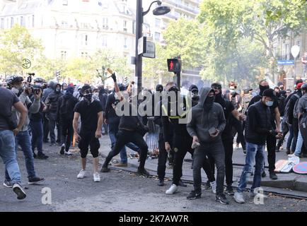 ©PHOTOPQR/LE PARISIEN/ARNAUD JOURNOIS ; PARIS ; 12/09/2020 ; MANIFESTATION DES DORÉS JAUNES A PARIS LE 12 SEPTEMBRE 2020 - 2020/09/12. Démonstrations de gilets jaunes en France. Le mouvement des gilets jaunes ou le mouvement des vestes jaunes est un mouvement populiste de protestation populaire pour la justice économique qui a commencé en France en octobre 2018. Banque D'Images