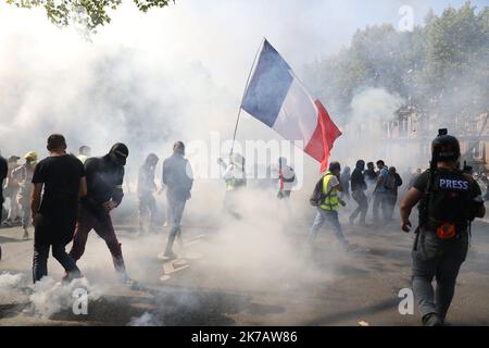 ©PHOTOPQR/LE PARISIEN/Arnaud JOURNOIS ; Paris ; 12/09/2020 ; manifestation de dorés jaunes à Paris. - 2020/09/12. Démonstrations de gilets jaunes en France. Le mouvement des gilets jaunes ou le mouvement des vestes jaunes est un mouvement populiste de protestation populaire pour la justice économique qui a commencé en France en octobre 2018. Banque D'Images