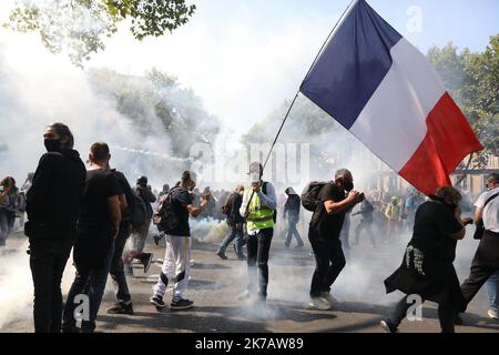 ©PHOTOPQR/LE PARISIEN/Arnaud JOURNOIS ; Paris ; 12/09/2020 ; manifestation de dorés jaunes à Paris. - 2020/09/12. Démonstrations de gilets jaunes en France. Le mouvement des gilets jaunes ou le mouvement des vestes jaunes est un mouvement populiste de protestation populaire pour la justice économique qui a commencé en France en octobre 2018. Banque D'Images