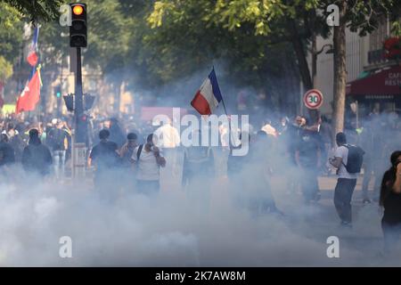 ©PHOTOPQR/LE PARISIEN/ARNAUD JOURNOIS ; PARIS ; 12/09/2020 ; MANIFESTATION DES DORÉS JAUNES A PARIS LE 12 SEPTEMBRE 2020 - 2020/09/12. Démonstrations de gilets jaunes en France. Le mouvement des gilets jaunes ou le mouvement des vestes jaunes est un mouvement populiste de protestation populaire pour la justice économique qui a commencé en France en octobre 2018. Banque D'Images