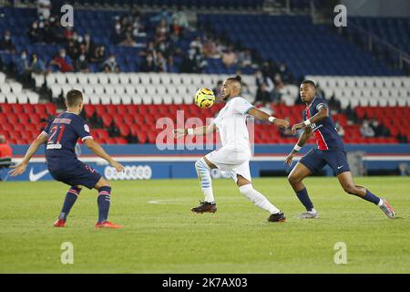 ©Sébastien Muylaert/MAXPPP - Dimitri Payet de l'Olympique de Marseille contrôle le ballon lors du match de la Ligue 1 entre Paris Saint-Germain et Olympique Marseille au Parc des Princes à Paris, France. 13.09.2020 Banque D'Images