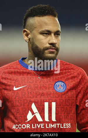 ©Sébastien Muylaert/MAXPPP - Neymar Jr de Paris Saint-Germain réagit lors de l'échauffement avant le match de la Ligue 1 entre Paris Saint-Germain et Olympique Marseille au Parc des Princes à Paris, France. 13.09.2020 Banque D'Images