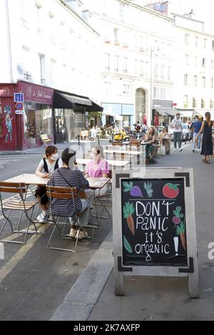 ©PHOTOPQR/LE PARISIEN/Delphine Goldsztejn ; PARIS ; 15/09/2020 ; Covid-19 Paris : l'extension des terrasses rennisées jusqu'à juin 2021 rue de Charonne, 75011 Paris le 15/09/2020 photo : Delphine Goldsztejn - Paris, France, sept 15th 2020 - il a créé des terrasses éphémères, pour continuer à s'étendre jusqu'en juin 2021 Banque D'Images