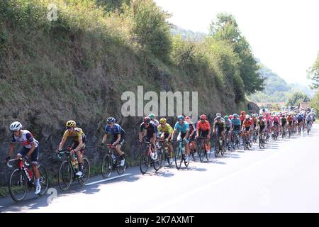 ©Pierre Teyssot/MAXPPP ; TOUR DE FRANCE 2020- UCI Cyclisme World Tour sous épidémie de virus. Etape 17th de Grenoble à Méribel le 16th septembre 2020, Grenoble, France. Le peloton à Allevard avec Primoz Roglic Slovénie Team Jumbo - Visma -. © Pierre Teyssot / Maxppp Banque D'Images