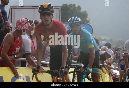 ©Laurent Lairys/MAXPPP - Pello Bilbao de Bahreïn - Mc Laren et Gorka Izaguirre Insausti d'Astana Pro Team pendant le Tour de France 2020, course cycliste 16, la Tour-du-PIN - Villard-de-Lans (164 km) sur 15 septembre 2020 à Villard-de-Lans, France - photo Laurent Lairys / MAXPPP Banque D'Images