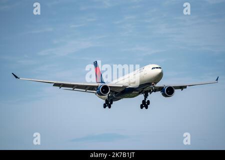 Aéroport d'Amsterdam Schiphol, AMS, avion en approche de Kaagbaan, piste,N823NW, Delta Air Lines Airbus A330-300 Banque D'Images