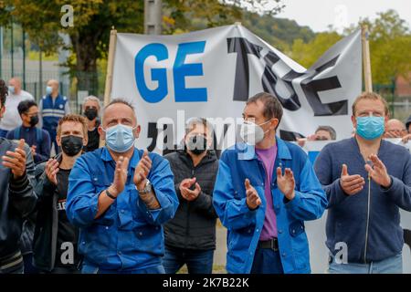 ©PHOTOPQR/L'EST REPUBLICAIN/MICHAEL DESPREZ ; BELFORT ; 24/09/2020 ; MANIFESTATION - SYNDICAT - CGT - CFE CGC - CFDT - FO - SUD INDUSTRIE FRANCHE-COMTÉ - GE - GENERAL ELECTRIC. Belfort 24/09/2020. Manifestation des salies de General Electric Hydro à l'appel de l'intersyndicale devant le site des 3 chênes à Belfort. Photo Michaël Desprez - 2020/09/24. Les employés de General Electric Hydro protestent à l'appel de l'Inter Banque D'Images