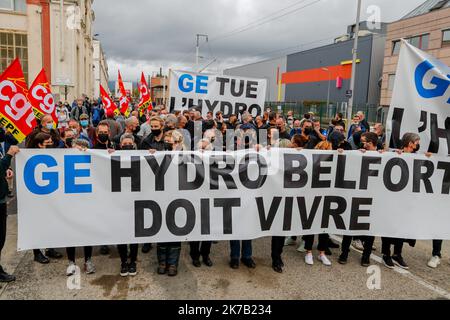 ©PHOTOPQR/L'EST REPUBLICAIN/MICHAEL DESPREZ ; BELFORT ; 24/09/2020 ; MANIFESTATION - SYNDICAT - CGT - CFE CGC - CFDT - FO - SUD INDUSTRIE FRANCHE-COMTÉ - GE - GENERAL ELECTRIC. Belfort 24/09/2020. Manifestation des salies de General Electric Hydro à l'appel de l'intersyndicale devant le site des 3 chênes à Belfort. Photo Michaël Desprez - 2020/09/24. Les employés de General Electric Hydro protestent à l'appel de l'Inter Banque D'Images