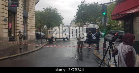 ©PHOTOPQR/l'ALSACE/Darek SZUSTER ; Paris ; 25/09/2020 ; des policiers sur les yeux de l'attaque à l'arme blanche, près des anciens locaux de Charlie hebdo, à Paris le vendredi 25 septembre 2020. - 2020/09/25. Le procureur général anti-terroriste Jean-François Ricard, le Premier ministre Jean Castex et le ministre de l'intérieur Gérald Darmanin sur les lieux de l'attentat à la poignarder, près des anciens locaux de Charlie Hebdo, à Paris vendredi 25 septembre 2020. Banque D'Images