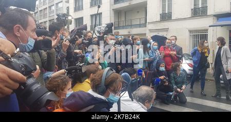 ©PHOTOPQR/l'ALSACE/Darek SZUSTER ; Paris ; 25/09/2020 ; presse, média sur les liens de l'attaque à l'arme blanche, près des anciens locaux de Charlie hebdo, à Paris le vendredi 25 septembre 2020. - 2020/09/25. Le procureur général anti-terroriste Jean-François Ricard, le Premier ministre Jean Castex et le ministre de l'intérieur Gérald Darmanin sur les lieux de l'attentat à la poignarder, près des anciens locaux de Charlie Hebdo, à Paris vendredi 25 septembre 2020. Banque D'Images