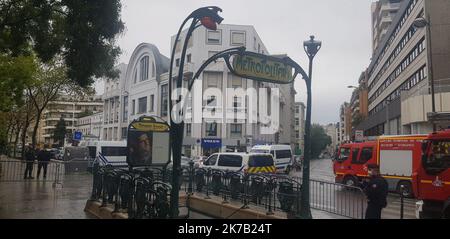 ©PHOTOPQR/l'ALSACE/Darek SZUSTER ; Paris ; 25/09/2020 ; les yeux de l'attaque à l'arme blanche, près des anciens locaux de Charlie hebdo, à Paris le vendredi 25 septembre 2020. - 2020/09/25. Le procureur général anti-terroriste Jean-François Ricard, le Premier ministre Jean Castex et le ministre de l'intérieur Gérald Darmanin sur les lieux de l'attentat à la poignarder, près des anciens locaux de Charlie Hebdo, à Paris vendredi 25 septembre 2020. Banque D'Images
