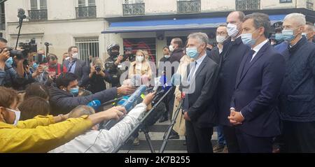 ©PHOTOPQR/l'ALSACE/Darek SZUSTER ; Paris ; 25/09/2020 ; le directeur de la République antiterrorisiste Jean-François Ricard, le premier ministre Jean Castex et le ministre de l'intérieur Gérald Darmanin sur les liens de l'attaque à l'arcôme de l'entrepôt, Paris 25 2020. - 2020/09/25. Le procureur général anti-terroriste Jean-François Ricard, le Premier ministre Jean Castex et le ministre de l'intérieur Gérald Darmanin sur les lieux de l'attentat à la poignarder, près des anciens locaux de Charlie Hebdo, à Paris vendredi 25 septembre 2020. Banque D'Images