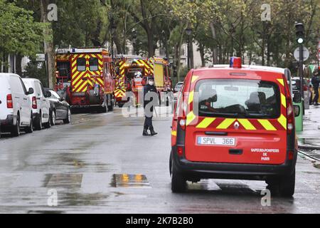 ©Sébastien Muylaert/MAXPPP - Illustration du programme de sécurité apère une adresse à l'arme blanche rue Nicolas appert dans l'arrondissement de Paris devant les anciens locaux de Charlie Hebdo. Paris, 25.09.2020 - Paris, France, sept 25th 2020 l'équipe de police et de secours française se trouve dans un périmètre de sécurité près des anciens bureaux de Charlie Hebdo, à Paris, après quatre blessés lors d'une attaque au couteau Banque D'Images