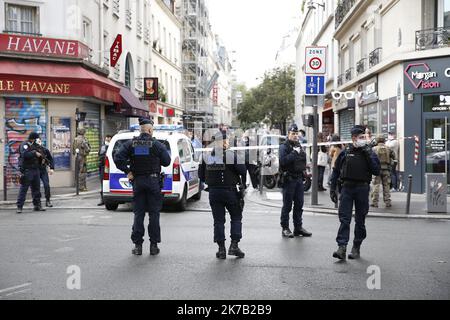 ©Sébastien Muylaert/MAXPPP - Illustration du programme de sécurité apère une adresse à l'arme blanche rue Nicolas appert dans l'arrondissement de Paris devant les anciens locaux de Charlie Hebdo. Paris, 25.09.2020 - Paris, France, sept 25th 2020 l'équipe de police et de secours française se trouve dans un périmètre de sécurité près des anciens bureaux de Charlie Hebdo, à Paris, après quatre blessés lors d'une attaque au couteau Banque D'Images