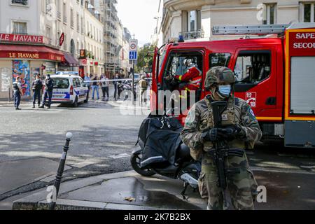 ©Sébastien Muylaert/MAXPPP - Illustration du programme de sécurité apère une adresse à l'arme blanche rue Nicolas appert dans l'arrondissement de Paris devant les anciens locaux de Charlie Hebdo. Paris, 25.09.2020 - Paris, France, sept 25th 2020 l'équipe de police et de secours française se trouve dans un périmètre de sécurité près des anciens bureaux de Charlie Hebdo, à Paris, après quatre blessés lors d'une attaque au couteau Banque D'Images