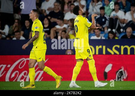 Valence, Espagne, 17 octobre 2022. Arnaut Danjuma de Villarreal célèbre après avoir marqué le but 2-0 avec son coéquipier lors du match espagnol la Liga Santander entre Villarreal CF et CA Osasuna au stade Ciutat de Valencia. Photo de Jose Miguel Fernandez /Alamy Live News ) Banque D'Images