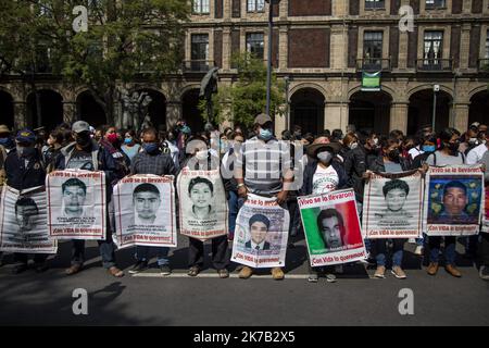 ©Jair Cabrera Torres / le Pictori/MAXPPP - Jair Cabrera Torres / le Pictorium - 23/09/2020 - Mexique / Mexique - les parents des 43 eleves d'Ayotzinapa, ainsi que les eleves de l'ecole ale rurale Isidro Burgos de Guerrero, ont la norme des manifestations a Mexico, Mexique ou ils se défont aux autites de recherche les jeunes et de recherche les responsables de la dénigrée. / 23/09/2020 - Mexique / Mexique - les parents des 43 élèves d'Ayotzinapa, ainsi que les élèves de l'école normale rurale Isidro Burgos de Guerrero, ont commencé des manifestations à Mexico, où ils exigent que les autorités recherchent la TH Banque D'Images