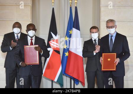 Pool/Maxppp Bruno le Maire, ministre de l'économie et des Finances et de la relance - le président Emmanuel Macron doit le président du Kenya Uhuru Kenyatta au palais de l'Elysée à Paris un changement d'accord et un maître de travail le 30 septembre 2020. © Agence Bestimage le président français Emmanuel Macron et le président kenyan Uhuru Kenyatta regardent pendant une cérémonie de signature avec le ministre français des Finances Bruno le Maire et son homologue kenyan Ekuru Yatan à l'Elysée à Paris, sur 30 septembre 2020. Banque D'Images