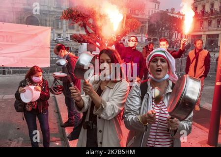 ©PHOTOPQR/LA PROVENCE/SPEICH Frédéric ; Marseille ; 02/10/2020 ; manifestation de restaurateurs et d'entrepreneurs de l'UMIH de la CGPME 13 et de l'UPE 13 devant la Préfecture contrée la fermette des bars et des restaurants en raison de l'épidémimie de Covid 19 débarquant par le Gouvernement, Marseille, France octobre 2nd 2020 démonstration par les patrons et le personnel de bars et restaurants fermés pour lutter contre la propagation de covid-19 Banque D'Images