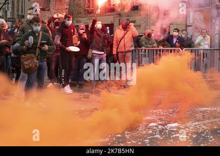 ©PHOTOPQR/LA PROVENCE/SPEICH Frédéric ; Marseille ; 02/10/2020 ; manifestation de restaurateurs et d'entrepreneurs de l'UMIH de la CGPME 13 et de l'UPE 13 devant la Préfecture contrée la fermette des bars et des restaurants en raison de l'épidémimie de Covid 19 débarquant par le Gouvernement, Marseille, France octobre 2nd 2020 démonstration par les patrons et le personnel de bars et restaurants fermés pour lutter contre la propagation de covid-19 Banque D'Images