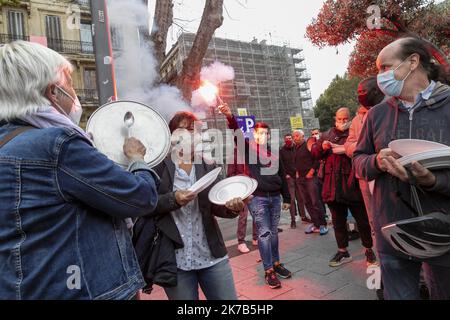 ©PHOTOPQR/LA PROVENCE/SPEICH Frédéric ; Marseille ; 02/10/2020 ; manifestation de restaurateurs et d'entrepreneurs de l'UMIH de la CGPME 13 et de l'UPE 13 devant la Préfecture contrée la fermette des bars et des restaurants en raison de l'épidémimie de Covid 19 débarquant par le Gouvernement, Marseille, France octobre 2nd 2020 démonstration par les patrons et le personnel de bars et restaurants fermés pour lutter contre la propagation de covid-19 Banque D'Images