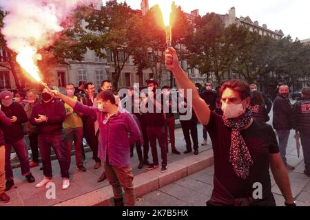 ©PHOTOPQR/LA PROVENCE/SPEICH Frédéric ; Marseille ; 02/10/2020 ; manifestation de restaurateurs et d'entrepreneurs de l'UMIH de la CGPME 13 et de l'UPE 13 devant la Préfecture contrée la fermette des bars et des restaurants en raison de l'épidémimie de Covid 19 débarquant par le Gouvernement, Marseille, France octobre 2nd 2020 démonstration par les patrons et le personnel de bars et restaurants fermés pour lutter contre la propagation de covid-19 Banque D'Images