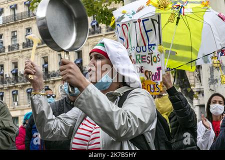 ©PHOTOPQR/LA PROVENCE/SPEICH Frédéric ; Marseille ; 02/10/2020 ; manifestation de restaurateurs et d'entrepreneurs de l'UMIH de la CGPME 13 et de l'UPE 13 devant la Préfecture contrée la fermette des bars et des restaurants en raison de l'épidémimie de Covid 19 débarquant par le Gouvernement, Marseille, France octobre 2nd 2020 démonstration par les patrons et le personnel de bars et restaurants fermés pour lutter contre la propagation de covid-19 Banque D'Images