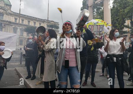 ©PHOTOPQR/LA PROVENCE/SPEICH Frédéric ; Marseille ; 02/10/2020 ; manifestation de restaurateurs et d'entrepreneurs de l'UMIH de la CGPME 13 et de l'UPE 13 devant la Préfecture contrée la fermette des bars et des restaurants en raison de l'épidémimie de Covid 19 débarquant par le Gouvernement, Marseille, France octobre 2nd 2020 démonstration par les patrons et le personnel de bars et restaurants fermés pour lutter contre la propagation de covid-19 Banque D'Images