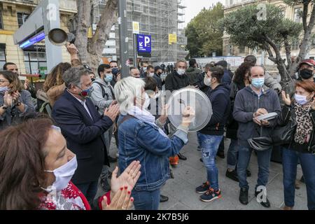 ©PHOTOPQR/LA PROVENCE/SPEICH Frédéric ; Marseille ; 02/10/2020 ; manifestation de restaurateurs et d'entrepreneurs de l'UMIH de la CGPME 13 et de l'UPE 13 devant la Préfecture contrée la fermette des bars et des restaurants en raison de l'épidémimie de Covid 19 débarquant par le Gouvernement, Marseille, France octobre 2nd 2020 démonstration par les patrons et le personnel de bars et restaurants fermés pour lutter contre la propagation de covid-19 Banque D'Images