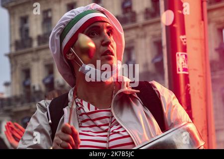 ©PHOTOPQR/LA PROVENCE/SPEICH Frédéric ; Marseille ; 02/10/2020 ; manifestation de restaurateurs et d'entrepreneurs de l'UMIH de la CGPME 13 et de l'UPE 13 devant la Préfecture contrée la fermette des bars et des restaurants en raison de l'épidémimie de Covid 19 débarquant par le Gouvernement, Marseille, France octobre 2nd 2020 démonstration par les patrons et le personnel de bars et restaurants fermés pour lutter contre la propagation de covid-19 Banque D'Images