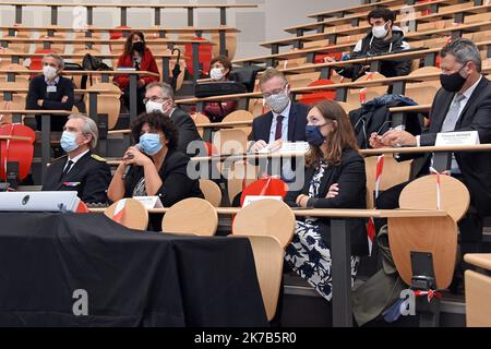 ©PHOTOPQR/l'est REPUBLICAIN/Cedric JACQUOT ; Nancy ; 02/10/2020 ; Présentation des activités du réseau obépine, observatoire épidémiologique du SRAS-COV-2 dans les eaux utilisées à la minister de l'enseignement supérieur, de la Frédérique et de l'innovation. Nancy, le 2 octobre 2020. Photo ER/ Cédric Jaccot - Nancy, France, oct 2nd 2020 - visite du Ministre de l'enseignement supérieur, de la recherche et de l'innovation au Laboratoire de chimie physique et de microbiologie pour les matériaux et l'environnement du site de Brabois-Santé. Le LCPME travaille en particulier à la détection du COV-2 vi du SRAS Banque D'Images