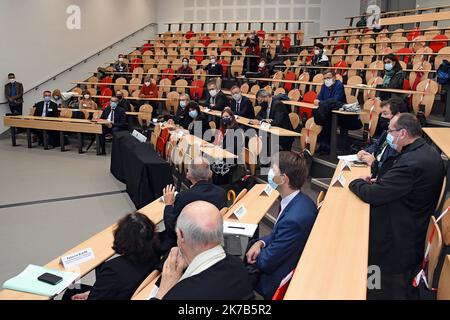 ©PHOTOPQR/l'est REPUBLICAIN/Cedric JACQUOT ; Nancy ; 02/10/2020 ; Présentation des activités du réseau obépine, observatoire épidémiologique du SRAS-COV-2 dans les eaux utilisées à la minister de l'enseignement supérieur, de la Frédérique et de l'innovation. Nancy, le 2 octobre 2020. Photo ER/ Cédric Jaccot - Nancy, France, oct 2nd 2020 - visite du Ministre de l'enseignement supérieur, de la recherche et de l'innovation au Laboratoire de chimie physique et de microbiologie pour les matériaux et l'environnement du site de Brabois-Santé. Le LCPME travaille en particulier à la détection du COV-2 vi du SRAS Banque D'Images