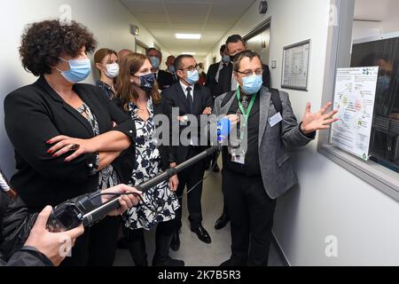 ©PHOTOPQR/l'est REPUBLICAIN/Cedric JACQUOT ; Nancy ; 02/10/2020 ; Frédérique VIDAL, ministre de l'enseignement supérieur, de la recherche et de l'innovation visite le Laboratoire de Chimie physique et Microbiologie les matériaux et l'environnement pour le Brabois. Le LCPME présente la détection du virus SARS-COV-2 dans les eaux usées. Frédérique VIDAL - Christophe GANTZER. Nancy, le 2 octobre 2020. Photo ER/ Cédric Jaccot - Nancy, France, oct 2nd 2020 - visite du Ministre de l'enseignement supérieur, de la recherche et de l'innovation au Laboratoire de chimie physique et Banque D'Images