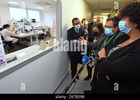 ©PHOTOPQR/l'est REPUBLICAIN/Cedric JACQUOT ; Nancy ; 02/10/2020 ; Frédérique VIDAL, ministre de l'enseignement supérieur, de la recherche et de l'innovation visite le Laboratoire de Chimie physique et Microbiologie les matériaux et l'environnement pour le Brabois. Le LCPME présente la détection du virus SARS-COV-2 dans les eaux usées. Frédérique VIDAL - Christophe GANTZER. Nancy, le 2 octobre 2020. Photo ER/ Cédric Jaccot - Nancy, France, oct 2nd 2020 - visite du Ministre de l'enseignement supérieur, de la recherche et de l'innovation au Laboratoire de chimie physique et Banque D'Images