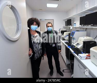 ©PHOTOPQR/l'est REPUBLICAIN/Cedric JACQUOT ; Nancy ; 02/10/2020 ; Frédérique VIDAL, ministre de l'enseignement supérieur, de la recherche et de l'innovation visite le Laboratoire de Chimie physique et Microbiologie les matériaux et l'environnement pour le Brabois. Le LCPME présente la détection du virus SARS-COV-2 dans les eaux usées. Frédérique VIDAL - Christophe GANTZER. Nancy, le 2 octobre 2020. Photo ER/ Cédric Jaccot - Nancy, France, oct 2nd 2020 - visite du Ministre de l'enseignement supérieur, de la recherche et de l'innovation au Laboratoire de chimie physique et Banque D'Images